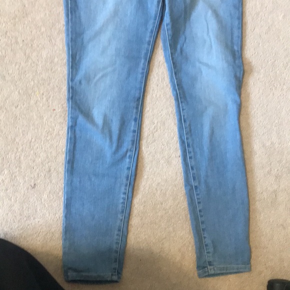 Its skinny jeans with a very pretty blue colour in it - Picture 4 of 6